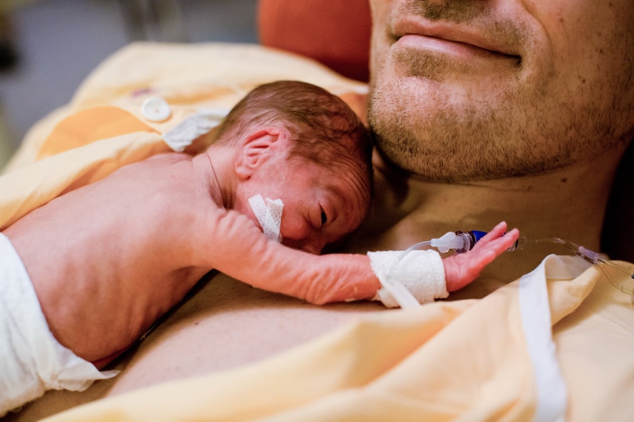 Papa pratiquant le peau à peau avec son bébé prématuré