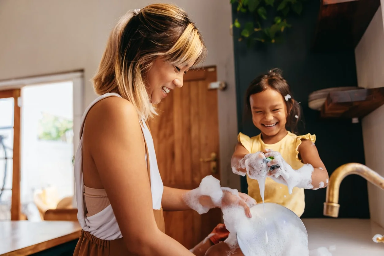 organisation familiale, autonomie enfant, tâches ménagères ludiques, éducation positive