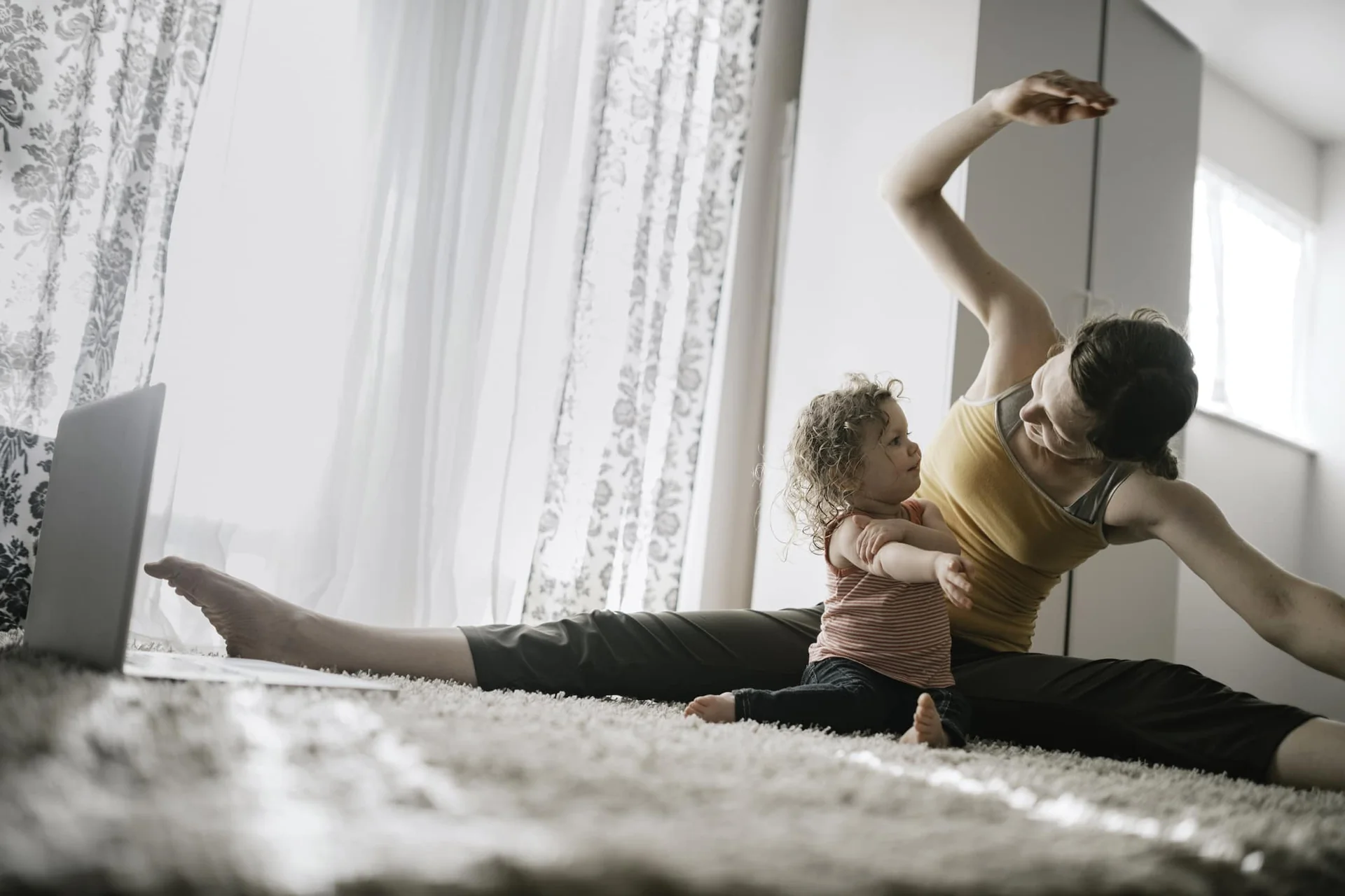 12 Étirements pour les Mamans Après une Longue Journée