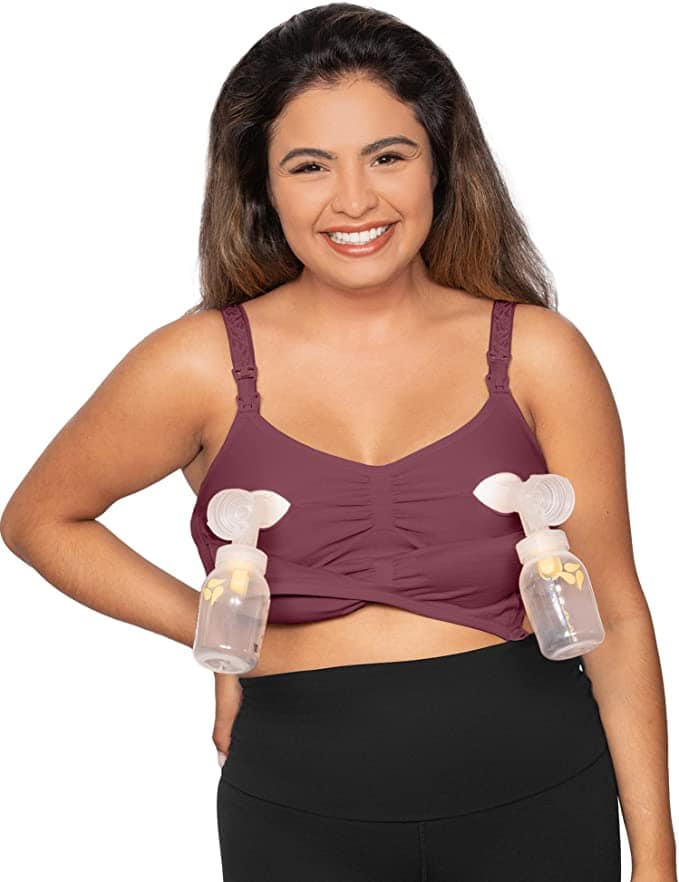 Maman portant une brassière d'allaitement et de tirage violette.