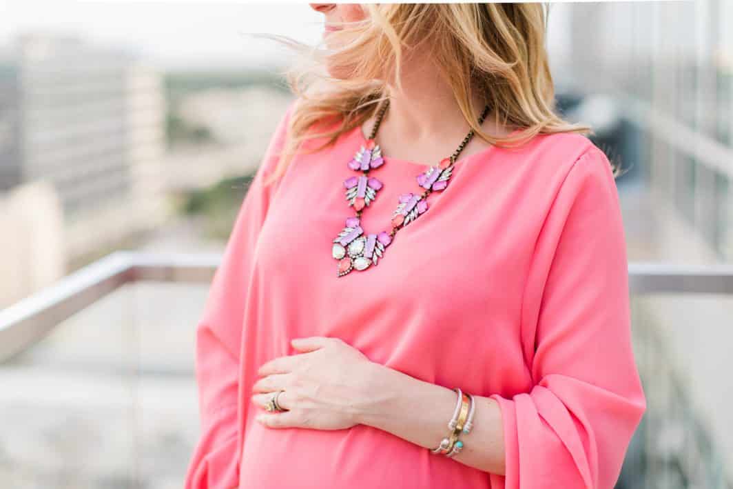 Collier élégant sur robe corail