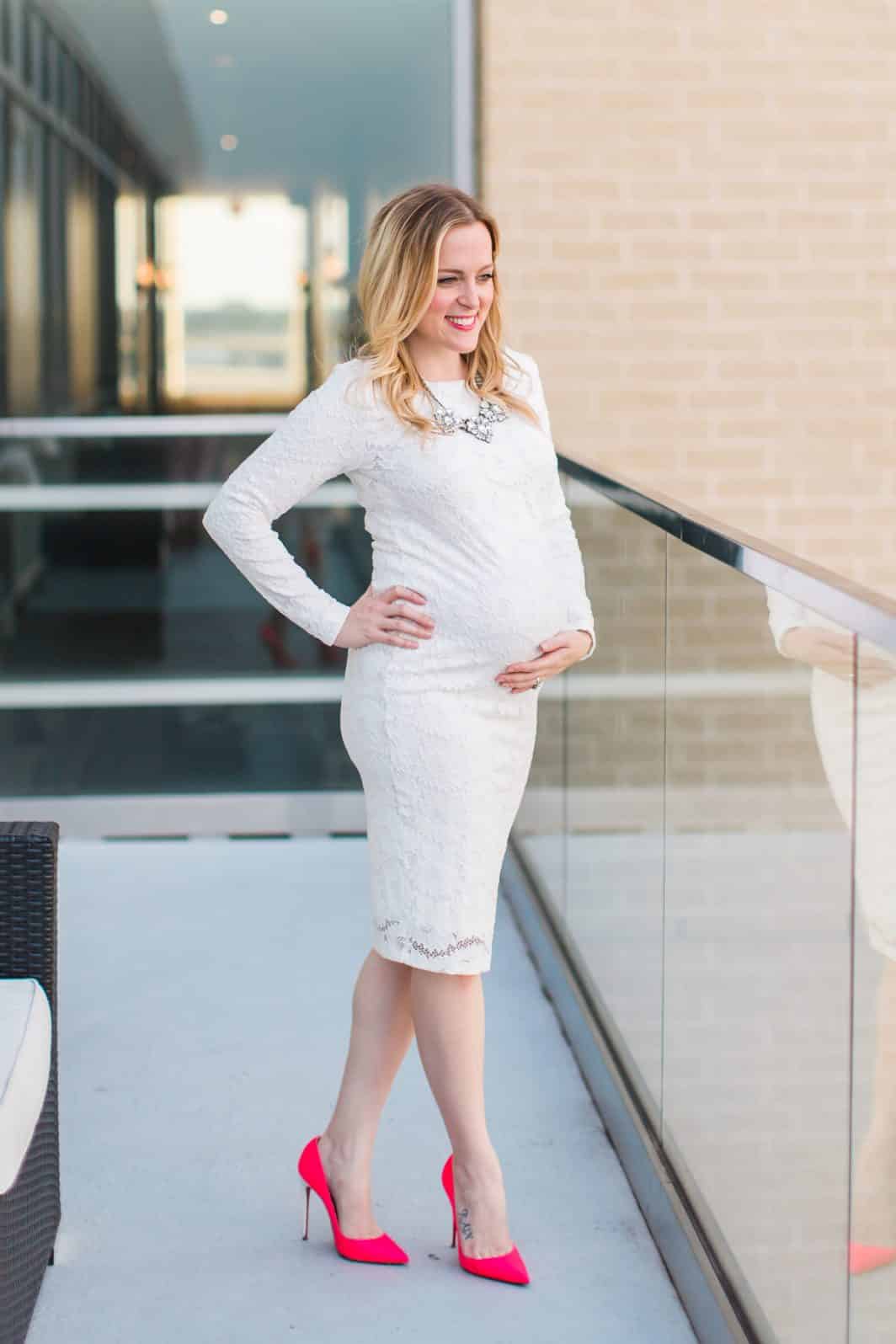 Robe de grossesse en dentelle blanche