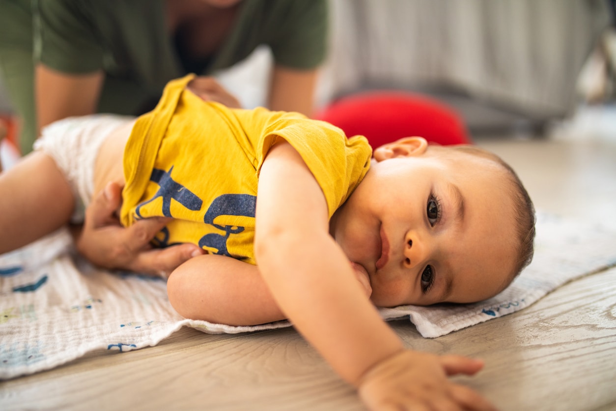Mère et bébé jouant au sol dans le salon