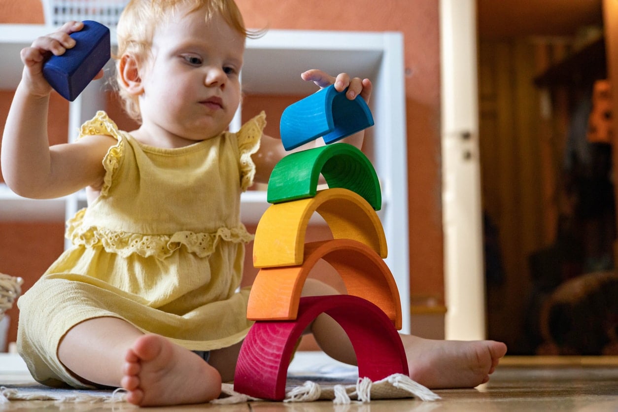 Bébé jouant avec des blocs Montessori