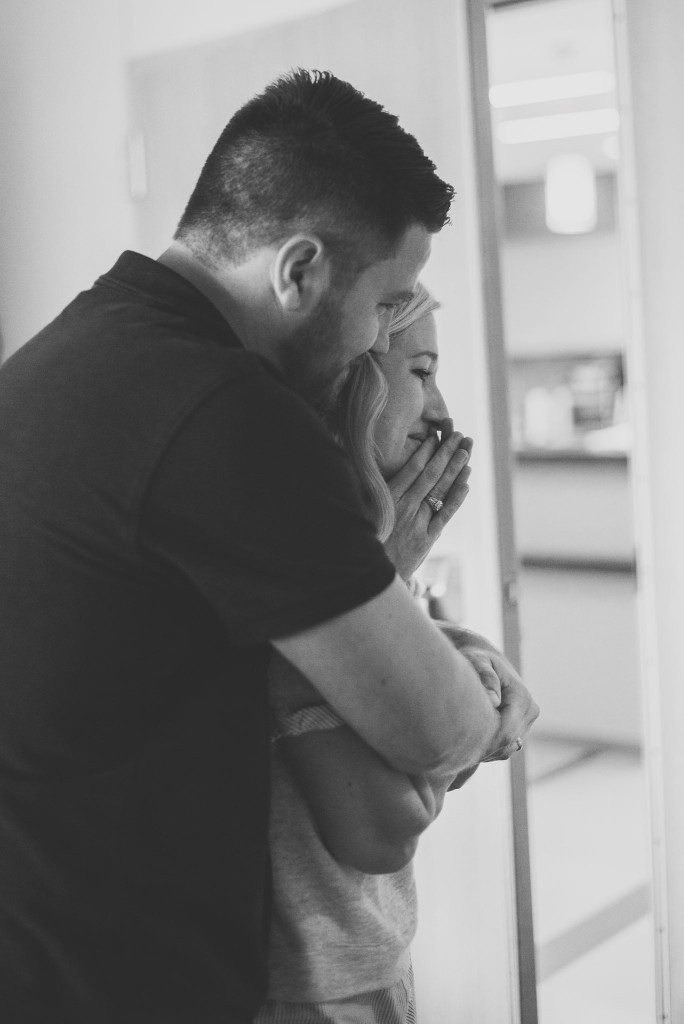 Nouveaux parents regardant leur bébé adopté à la maternité