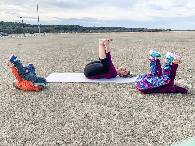 Yoga posture du bébé heureux
