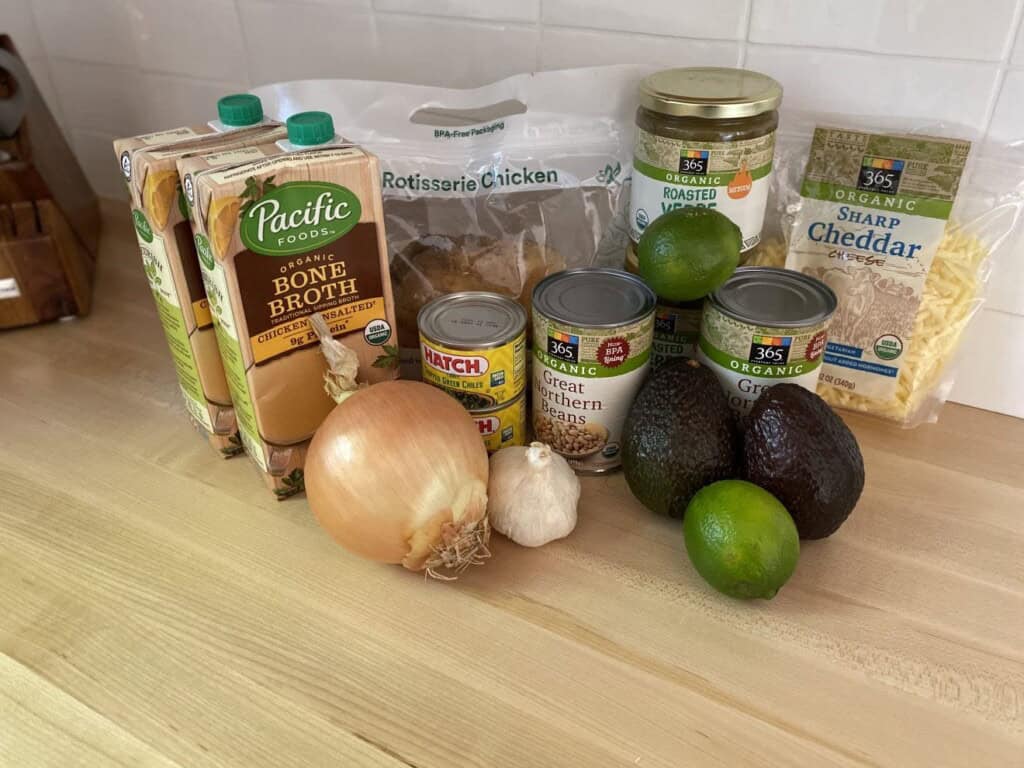 Ingrédients pour la recette de soupe familiale sur un plan de travail de cuisine