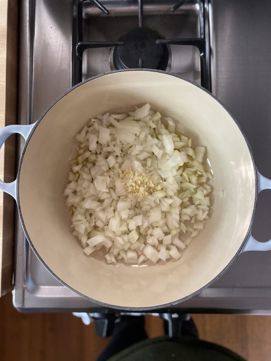 Oignons et ail qui rissolent dans la marmite