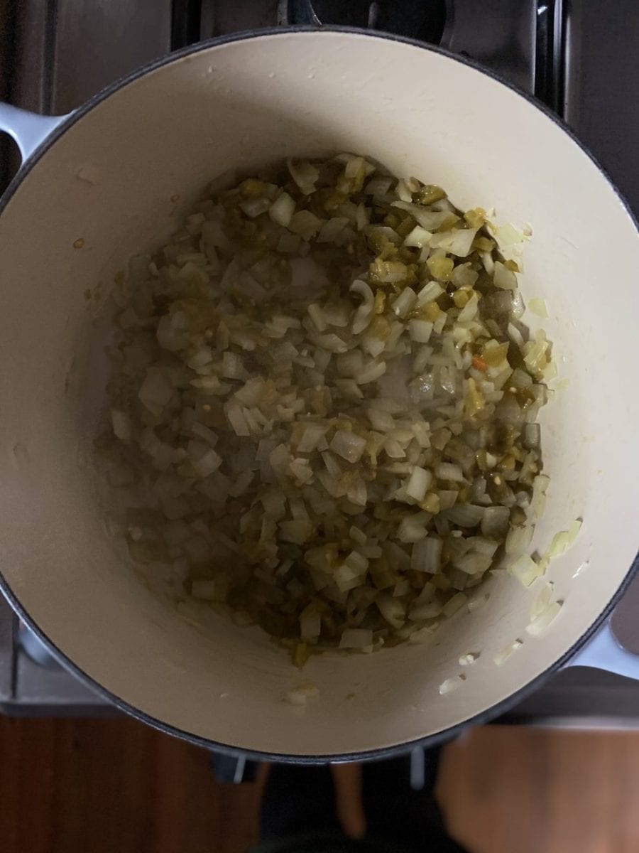 Mélange des légumes dans la marmite
