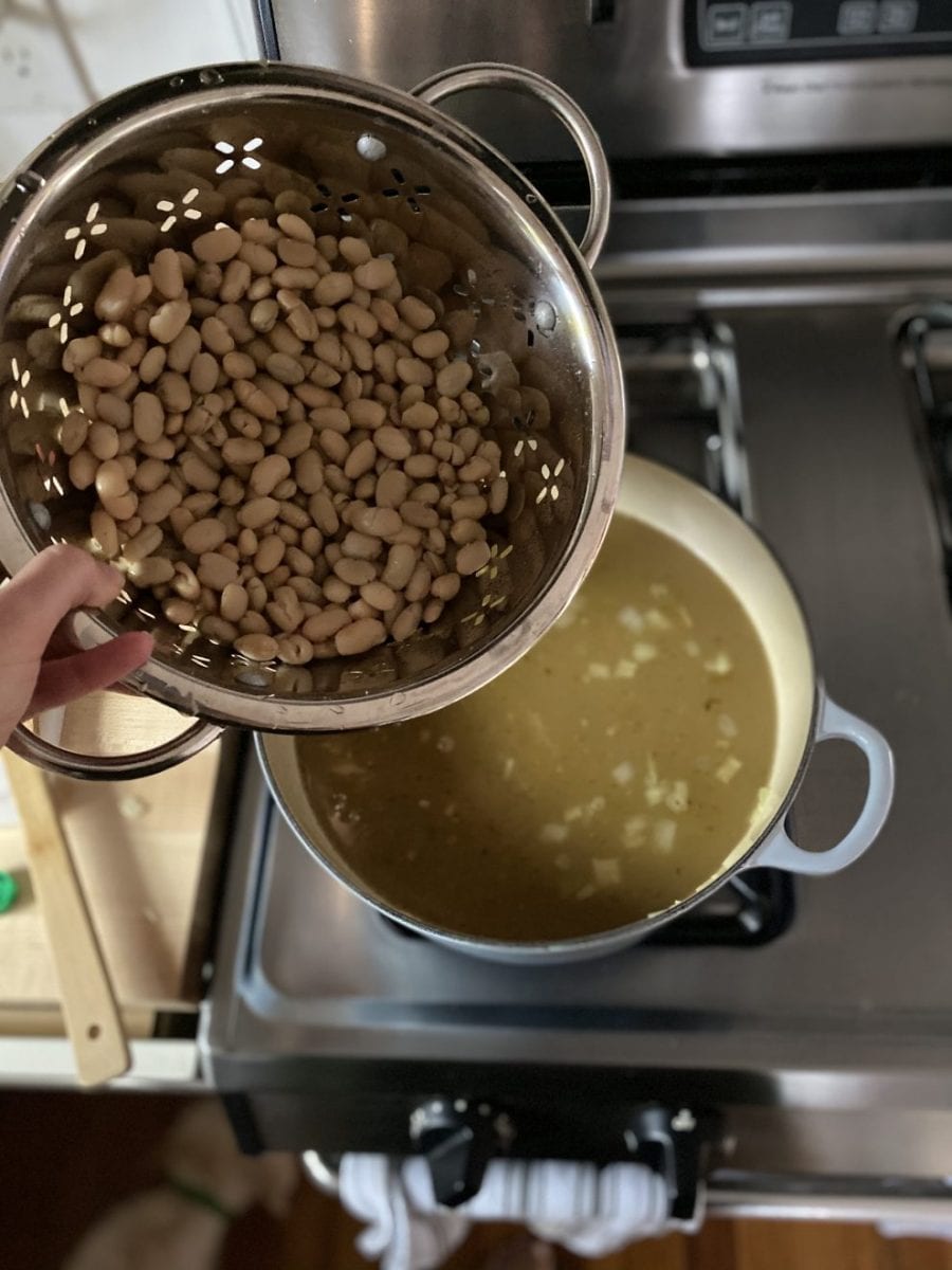 Ajout du bouillon et des haricots blancs