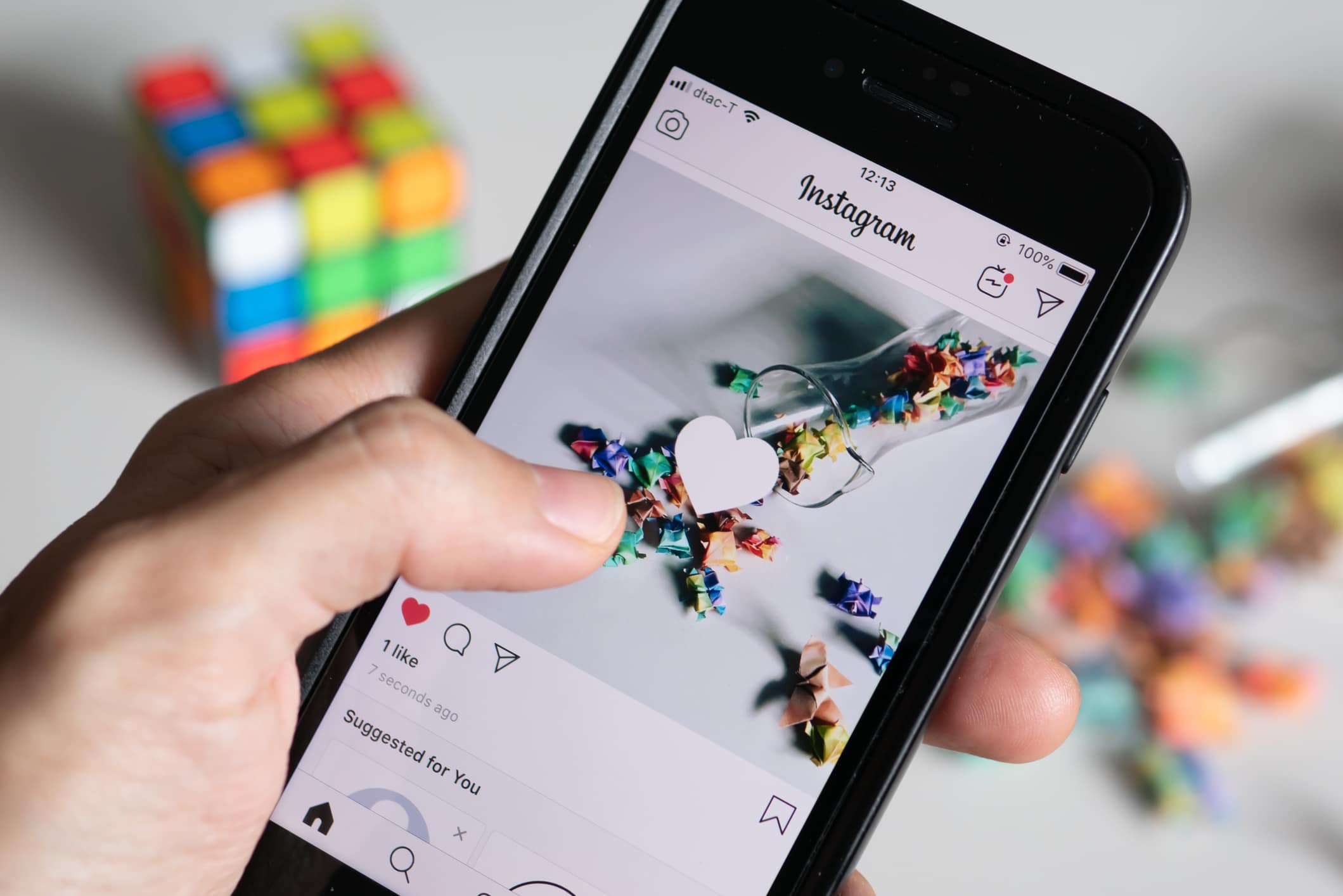 Utilisateur aimant une photo sur Instagram