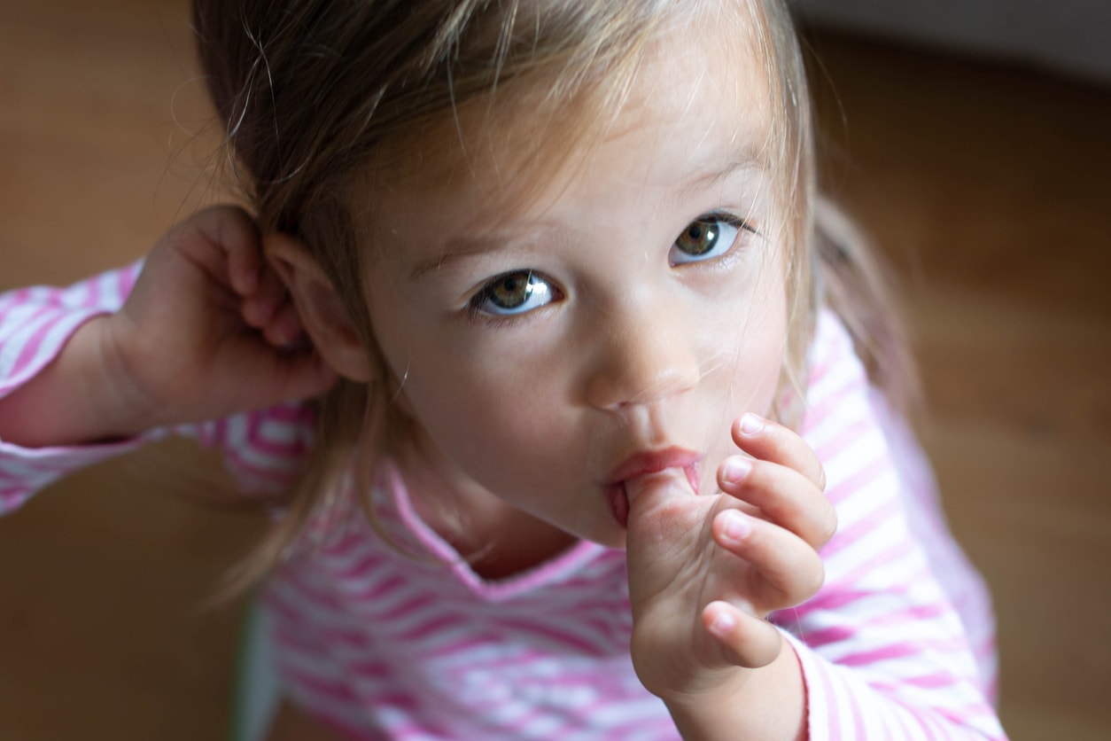 Petite fille suçant son pouce
