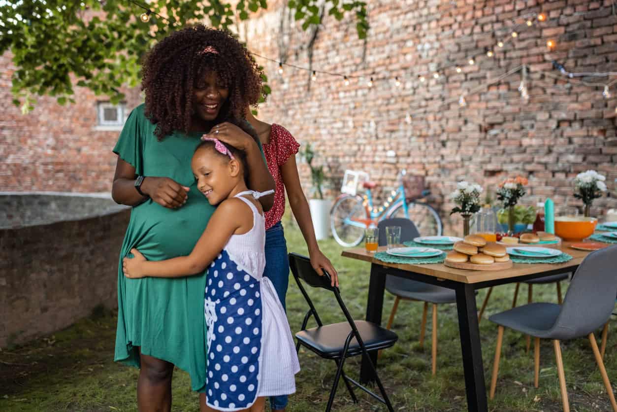 Barbecue familial en plein air pour célébrer la grossesse
