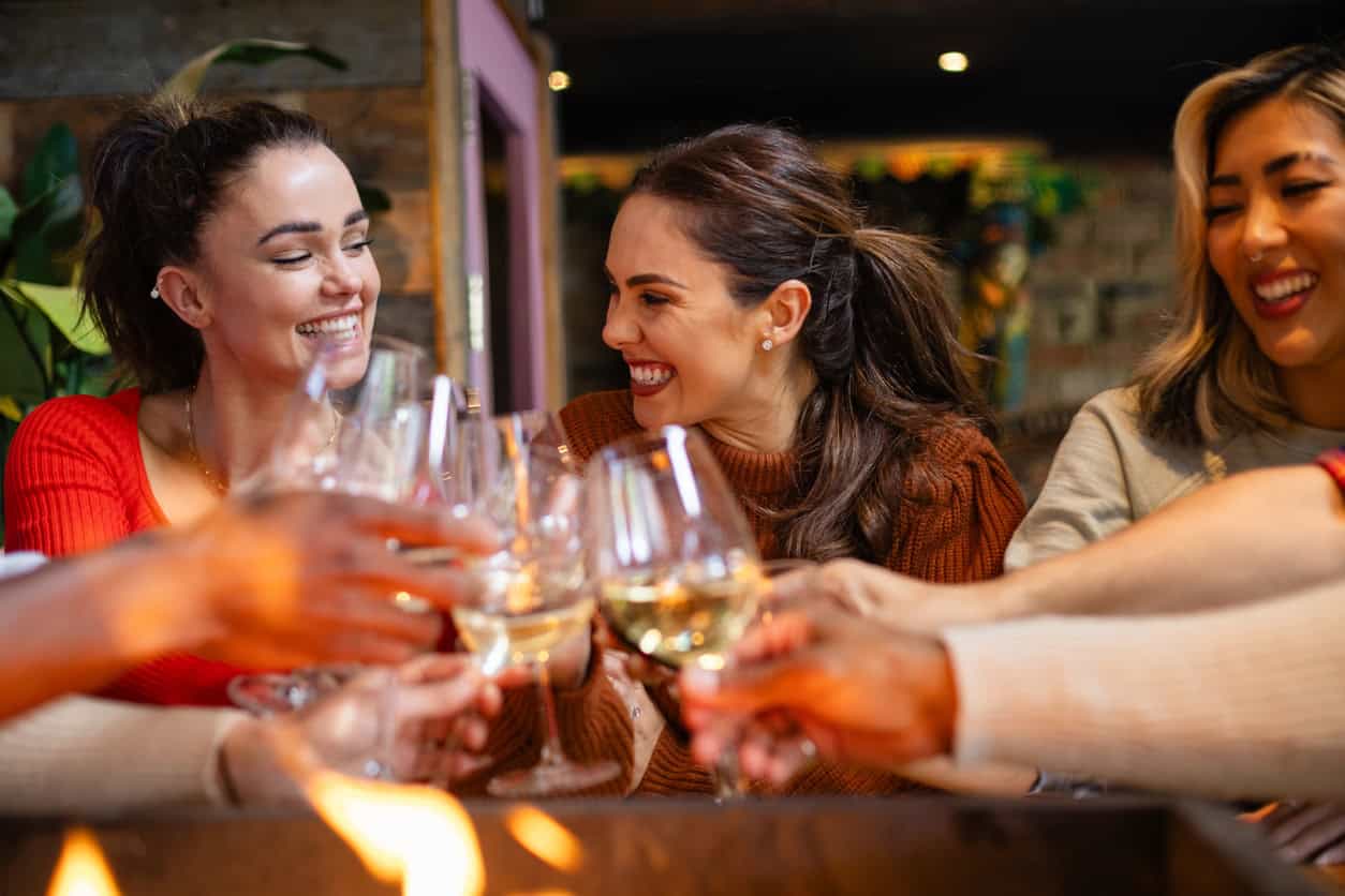 Groupe d'amies célébrant la future maman lors d'une soirée conviviale