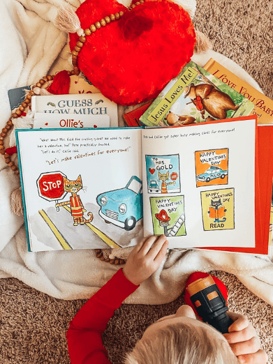 Enfants lisant des livres de Saint-Valentin dans une tente