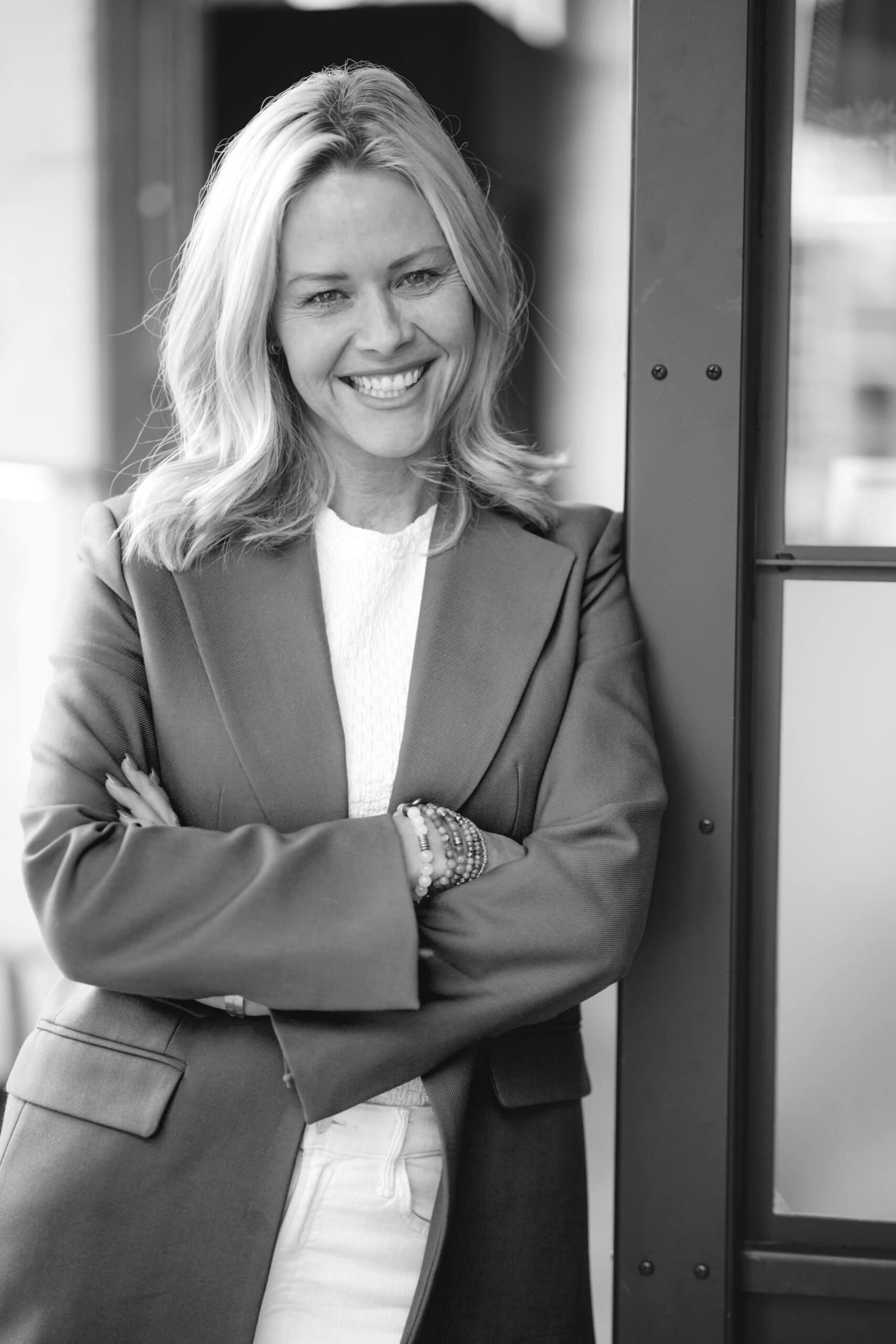 Portrait en noir et blanc de Kristin Andrus, souriante