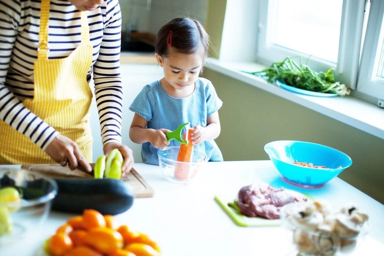 3 astuces simples pour apprendre à vos enfants à aider les autres - Vie de Famille & Organisation