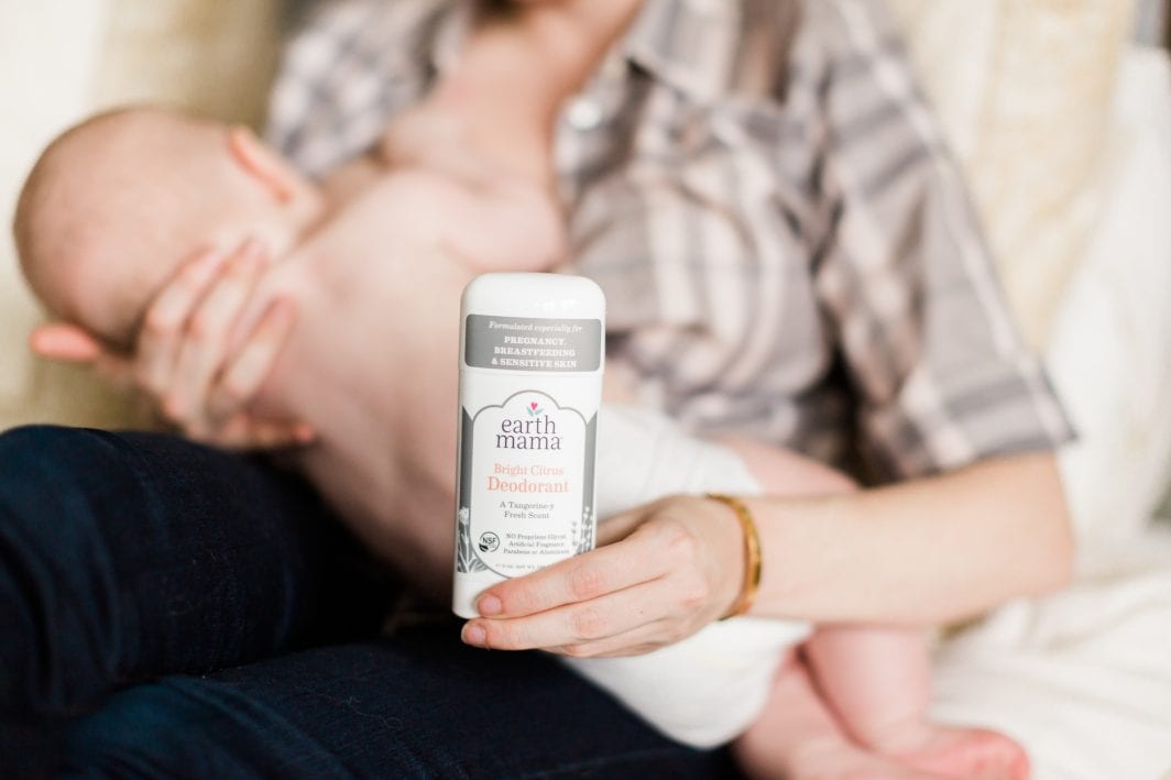 Bébé touchant la peau de sa mère