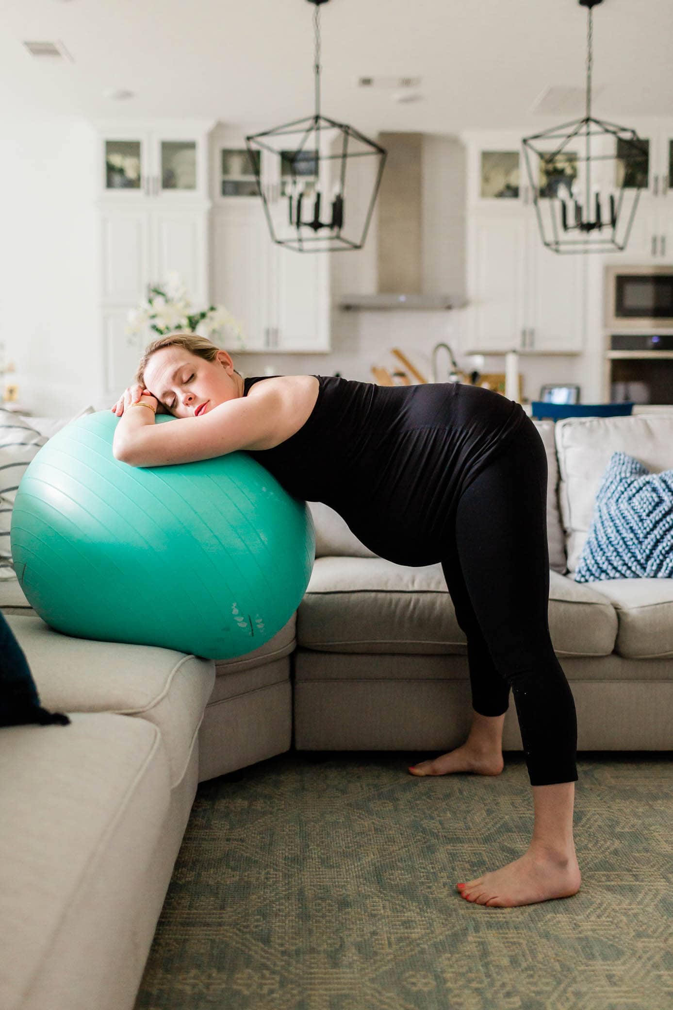 Femme en travail s'appuyant sur un ballon