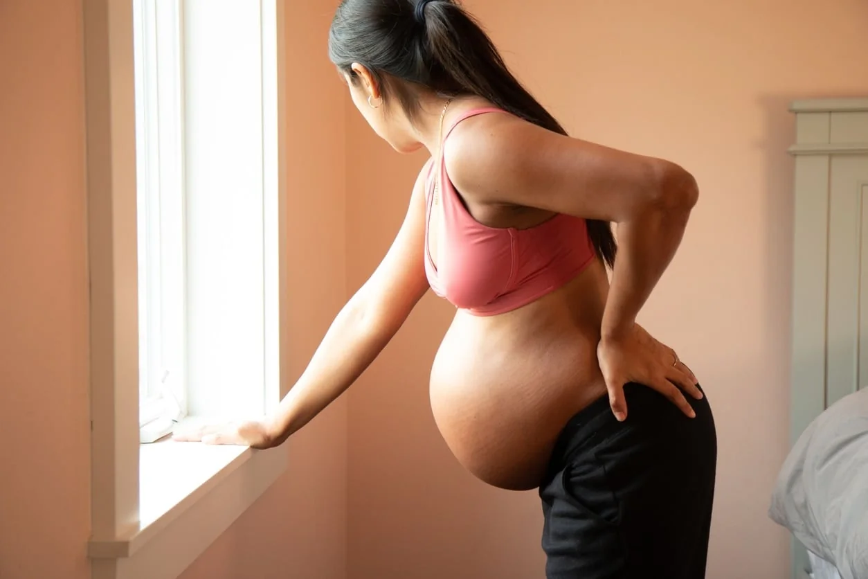 Comment aider un bébé en position postérieure à se retourner naturellement ?
