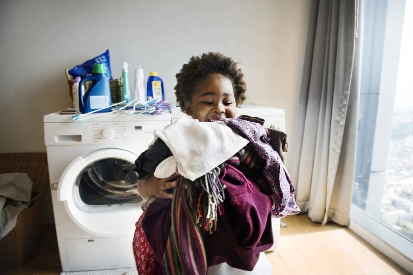 7 compétences de vie que les enfants apprennent grâce aux tâches ménagères - Vie de Famille & Organisation