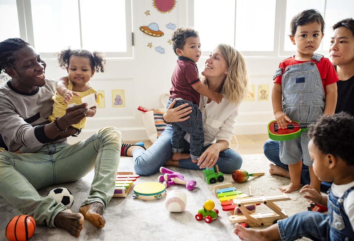 Enfants jouant avec des jouets lors d'un atelier