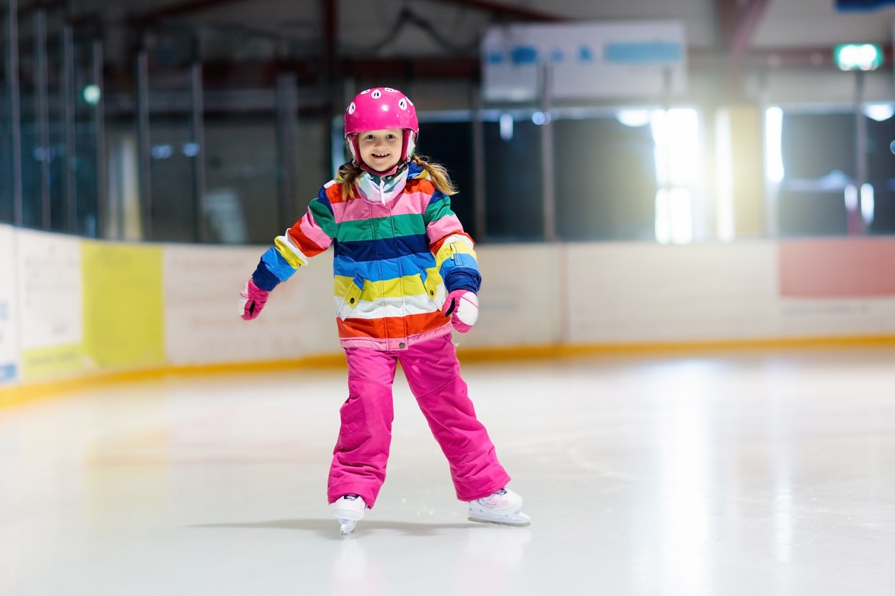 Enfant patinant sur une patinoire intérieure