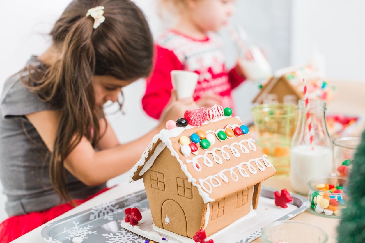 Enfants décorant des maisons en pain d'épices