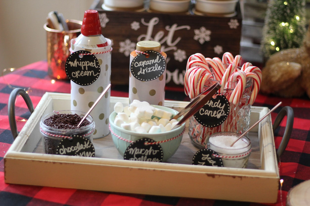 Ingrédients pour chocolat chaud : guimauves, vermicelles, chantilly
