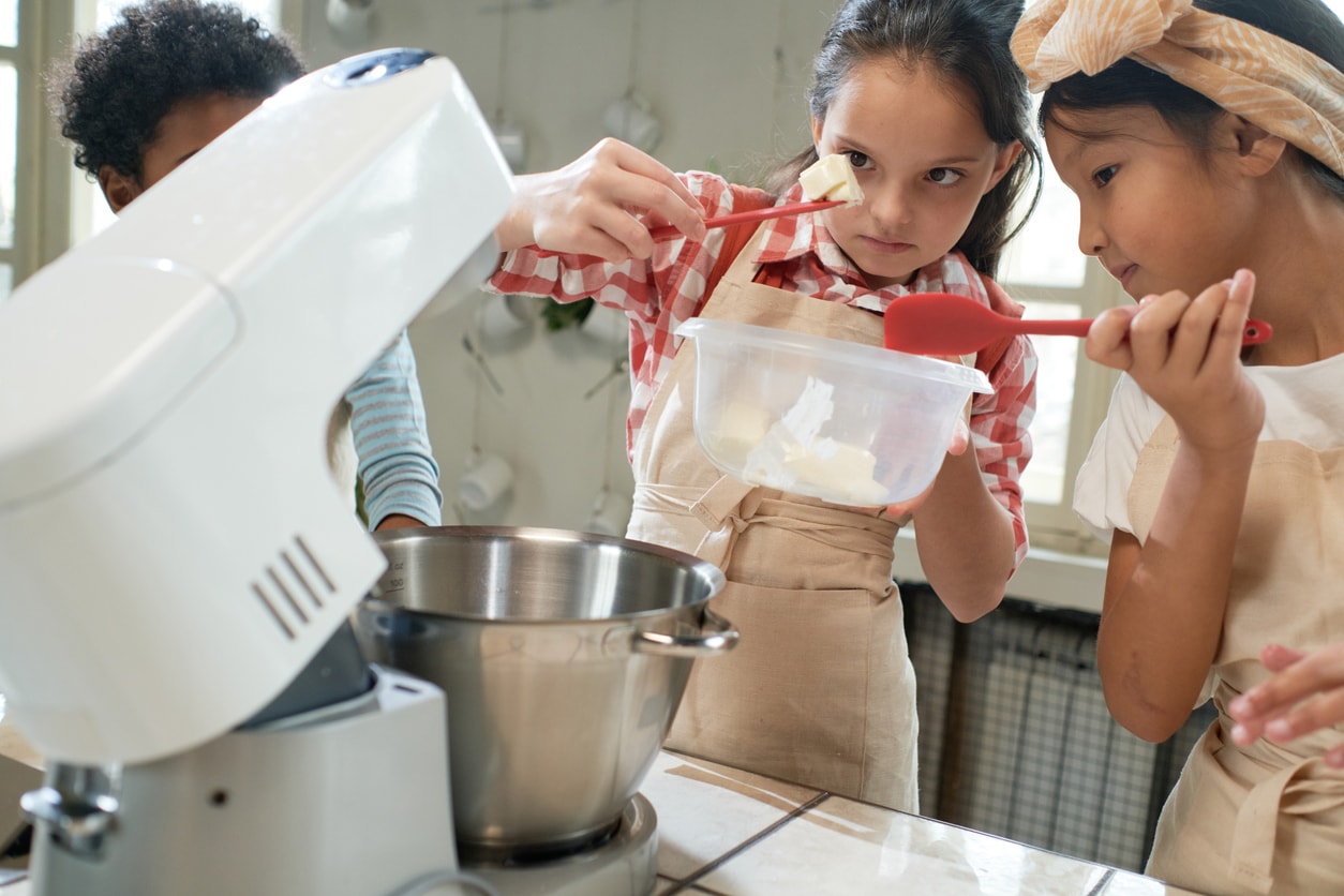 Enfants préparant un gâteau ensemble