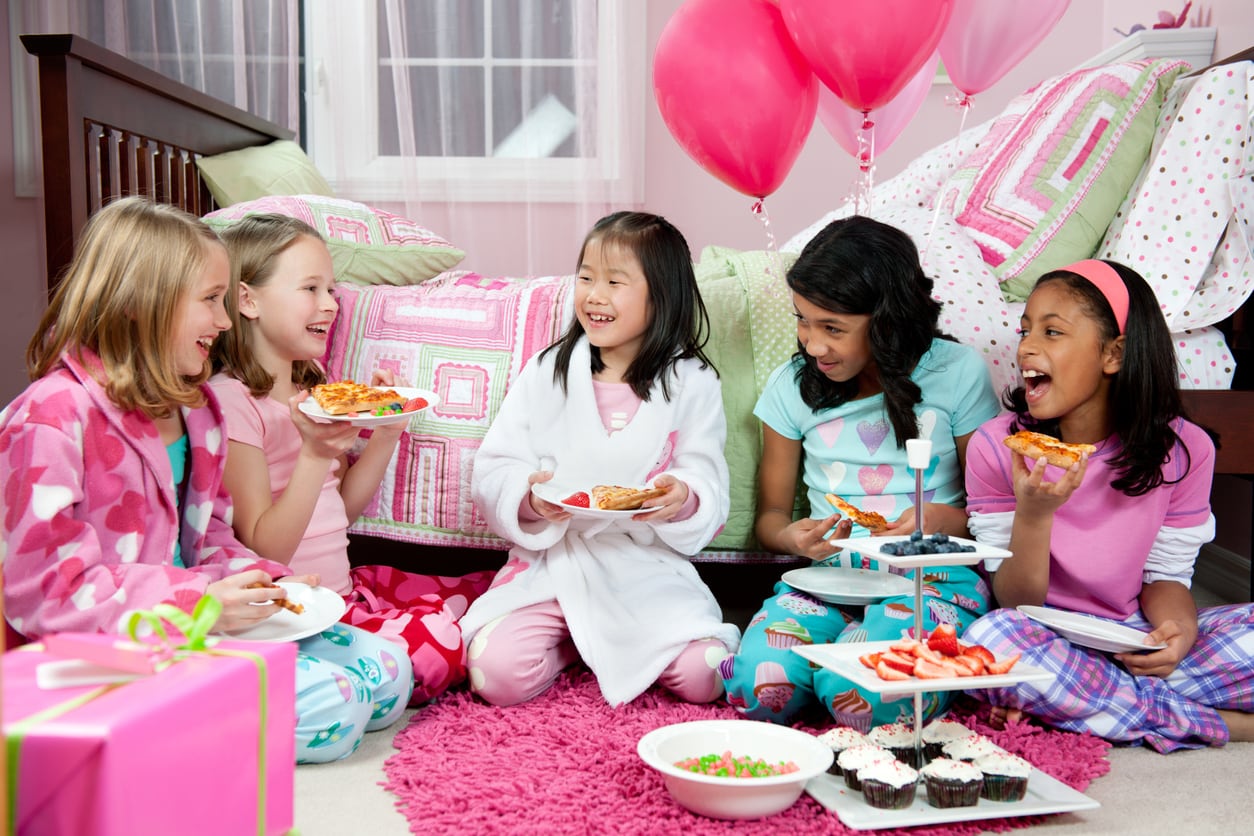 Groupe de filles à une soirée pyjama