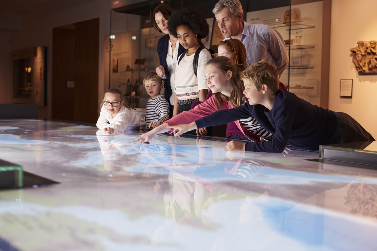 Enfants observant une exposition dans un musée
