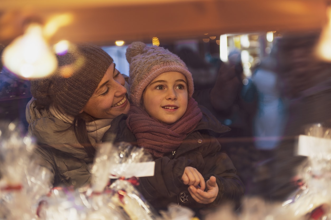 Famille se promenant dans un marché de Noël