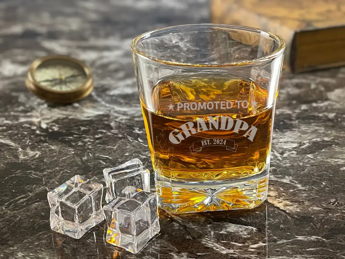 Verre gravé pour futur grand-père