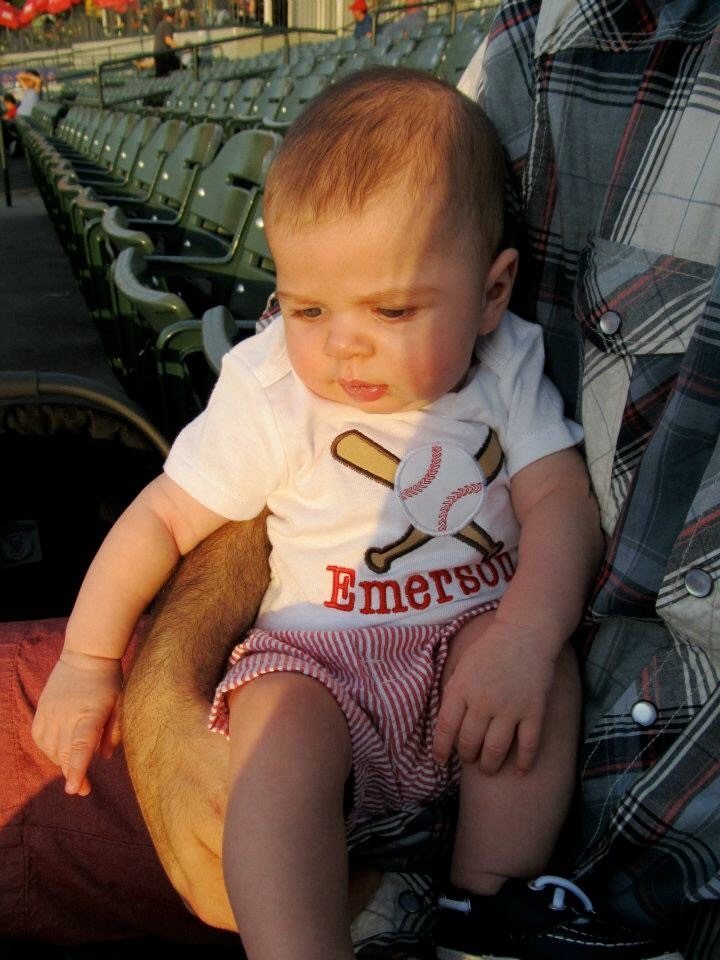 Père et enfant assistant à un match