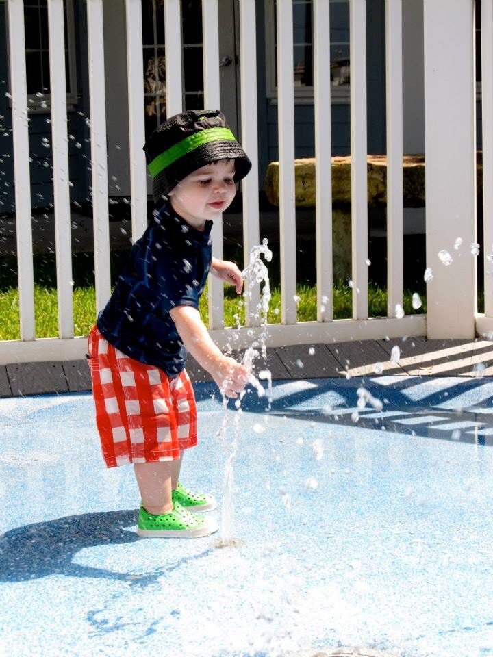 Enfant s'amusant dans des jeux d'eau
