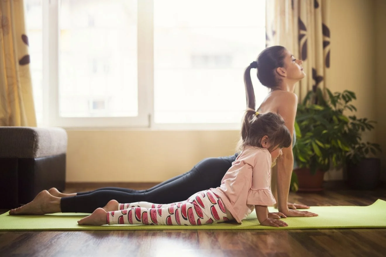 bienfaits yoga famille, activité tout-petit, relaxation enfant, motricité globale