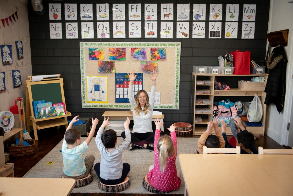 Une enseignante et des enfants en classe illustrant des solutions de garde actives