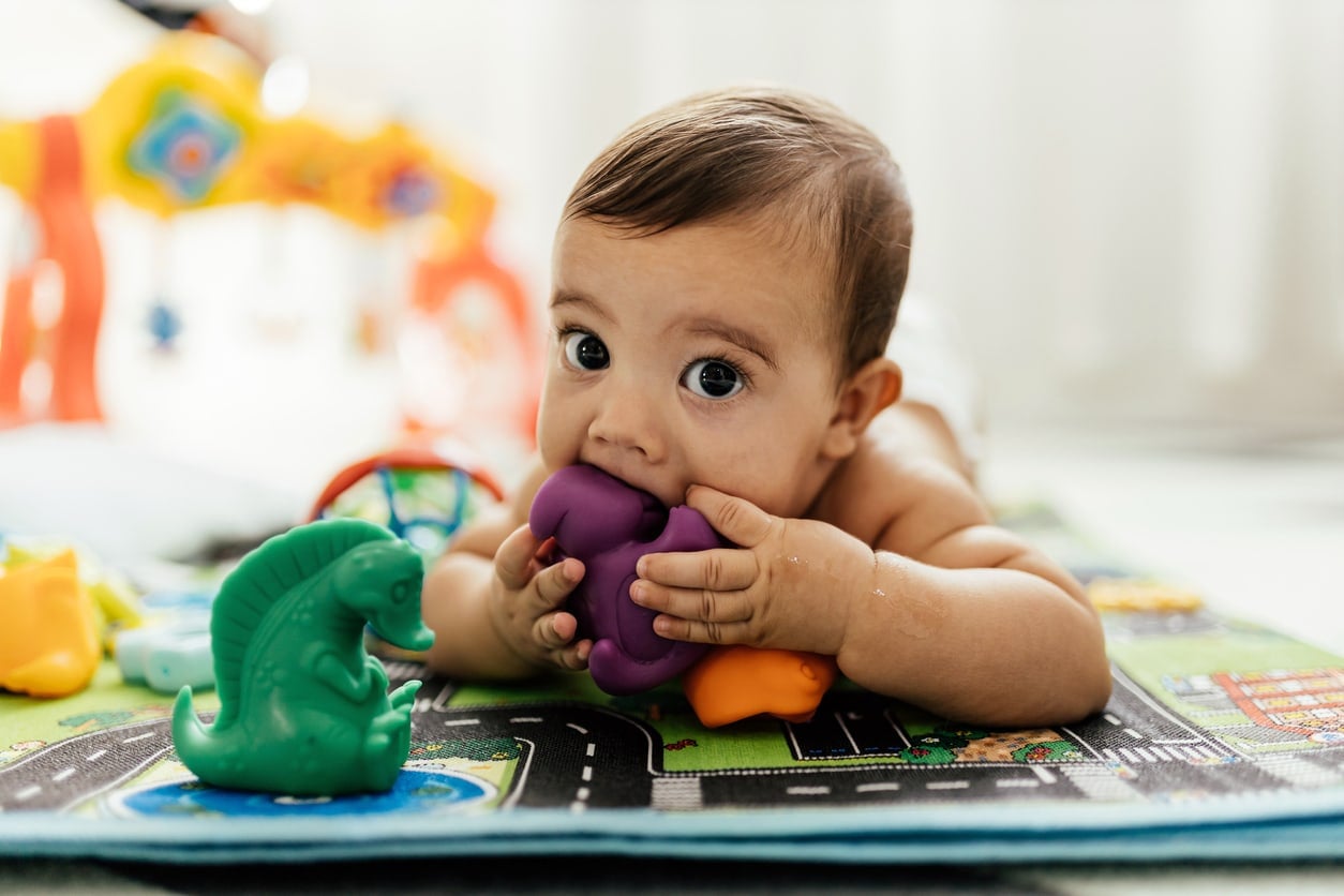 Bébé jouant avec des jouets sur le sol