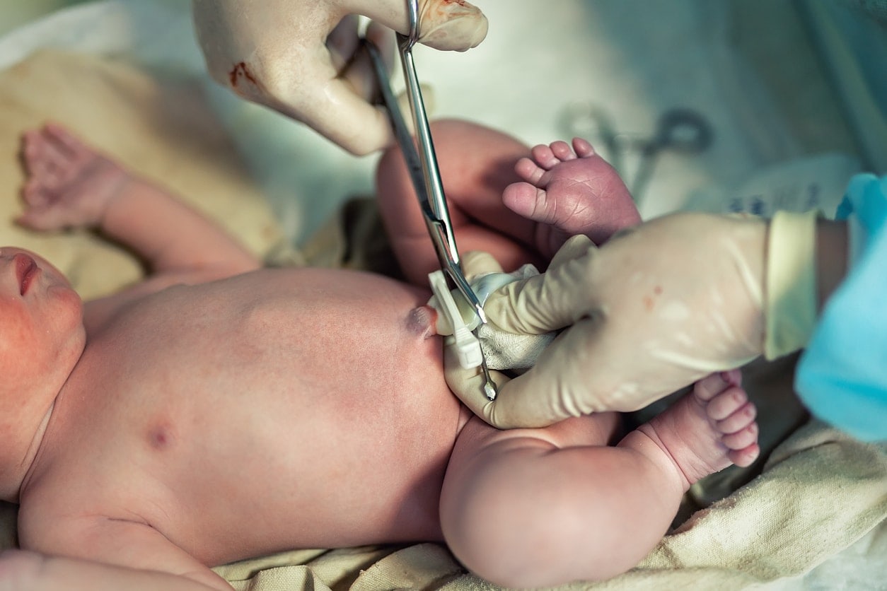 Équipe médicale en salle de naissance