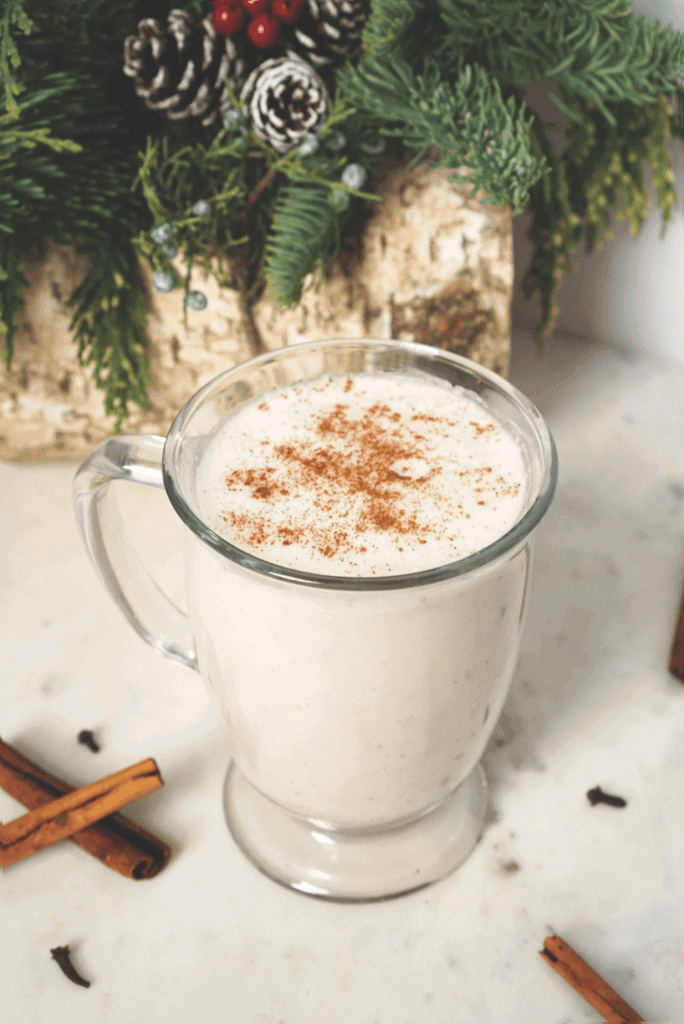 Mug de lait de poule sans œufs saupoudré de cannelle