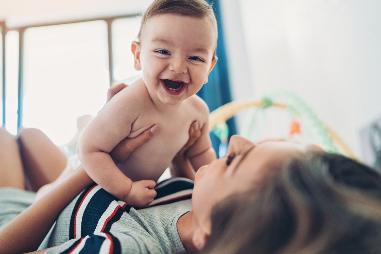 Maman jouant avec son bébé au sol