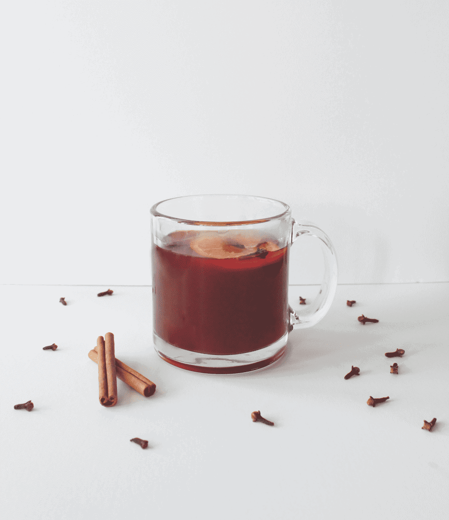 Mug de vin chaud sans alcool avec bâtons de cannelle et clous de girofle