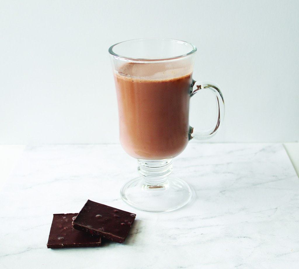 Tasse de chocolat chaud végétal avec des carrés de chocolat noir