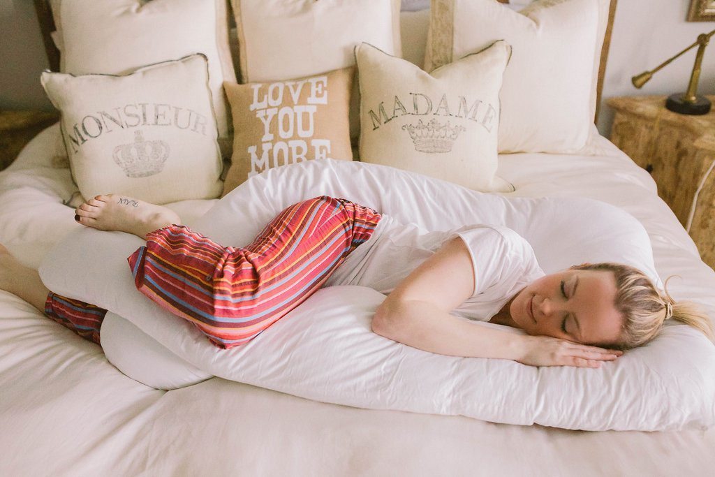 Coussin entre les jambes pour ouvrir le bassin