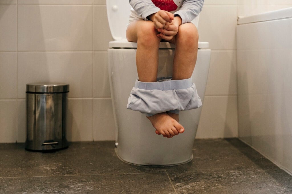 Enfant assis sur les toilettes pour l'apprentissage de la propreté