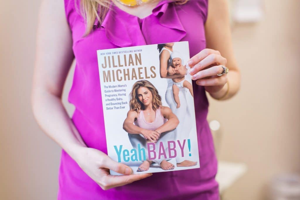 Jillian Michaels présentant son livre sur la grossesse