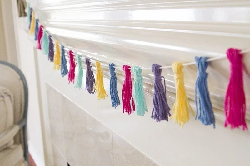 DIY : Fabriquer une guirlande de pompons colorée pour la chambre de bébé - Vie de Famille & Organisation