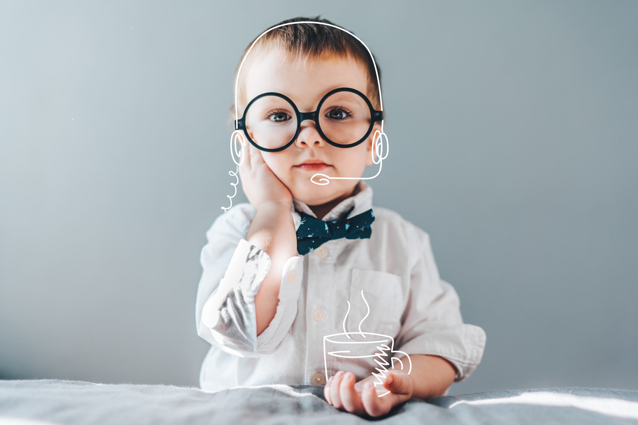 Bébé habillé en petit génie avec des lunettes