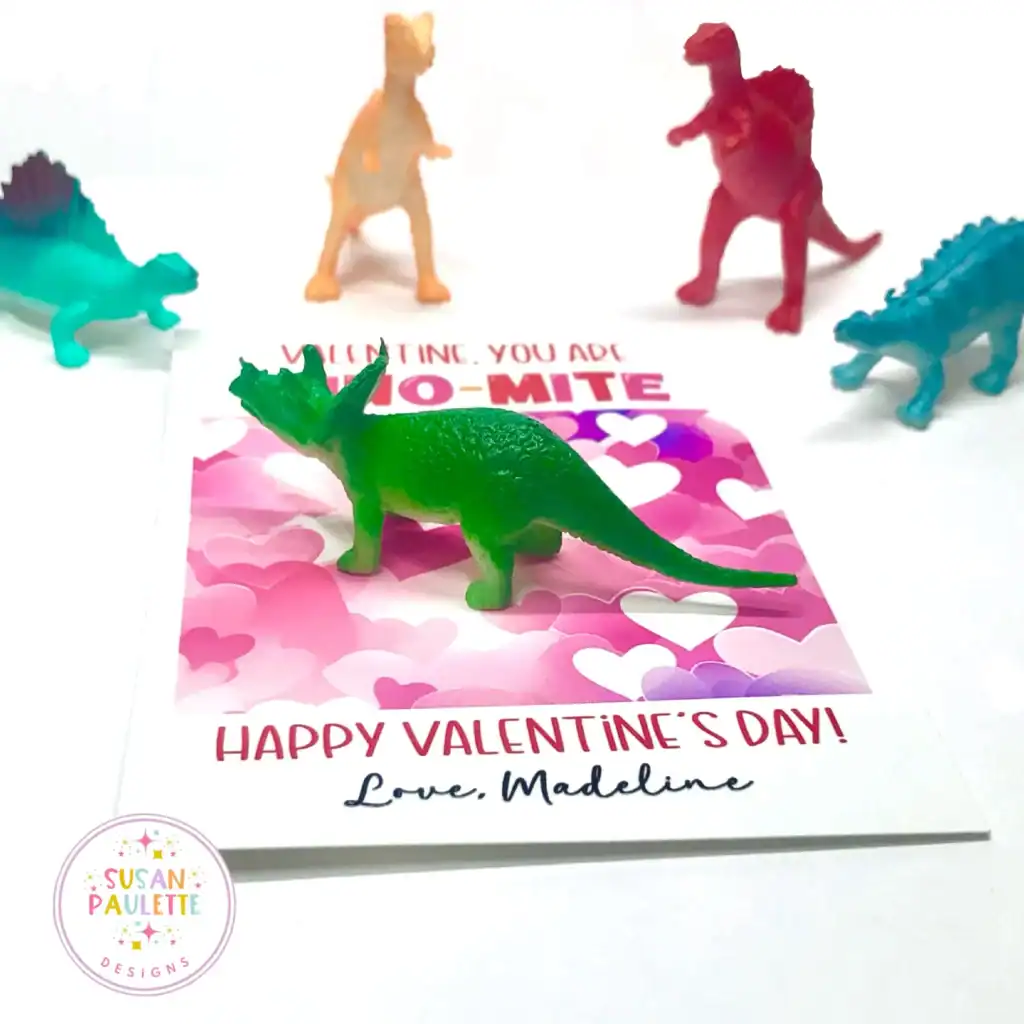 Figurine dinosaure sur carte